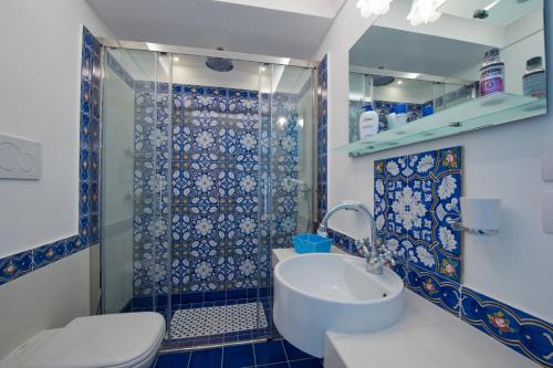 プライアーノにあるVilla Asciolaのバスルーム(トイレ、洗面台、シャワー付)
