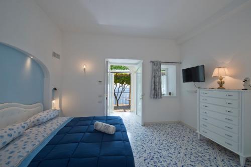 プライアーノにあるVilla Asciolaのベッドルーム(青いベッド1台、ドレッサー付)