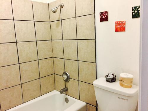 Bilik mandi di Maple Inn and Suites Los Banos