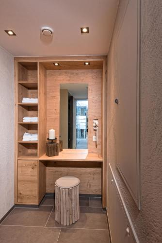 a dressing room with a stool and a mirror at Haus Anemone in Serfaus