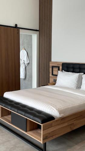 a bedroom with a bed with a wooden frame at Rove Chalet in á¸¨arÄdÄ«