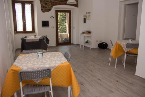 a room with two tables and chairs and a doorway at La Nana Gialla in Riotorto