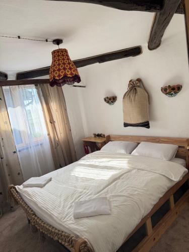 a bedroom with a large bed in a room at Глинобитні будиночки in Darakhov