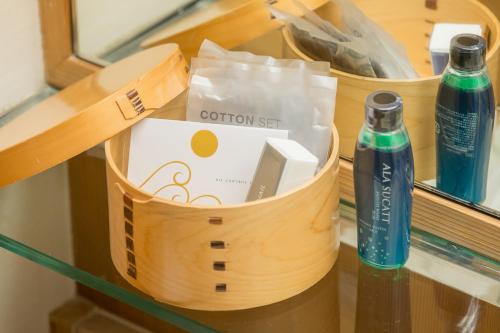 a basket on a table with a bottle of conditioner at Bousui in Higashiizu