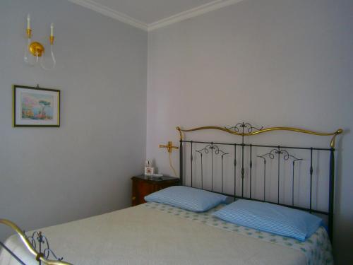 Un dormitorio con una cama con almohadas azules. en Villa En Rose, en Ravello