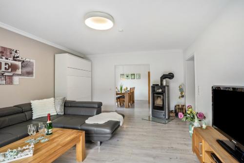 a living room with a couch and a table at Ferienwohnung Sauerland an der Ruhr in Olsberg
