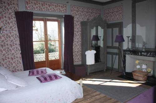 A bed or beds in a room at Le Clos de La Chardonnière