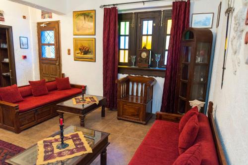 sala de estar con sofá y mesa en Spot Hotel en Rodas