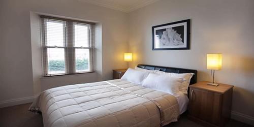 En eller flere senge i et værelse på Victoria Mansions Hotel Apartments
