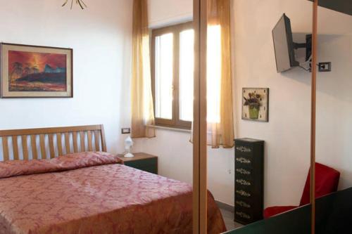 een slaapkamer met een bed, een raam en een spiegel bij Blue Oasis in Piano di Sorrento