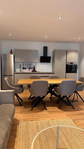 a kitchen with a table and chairs in a room at AMAO-Ivory - Business Apartment - 6 Guests - Parking in Offenburg