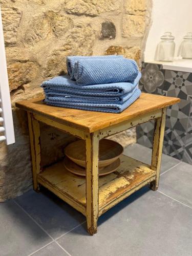 a pile of blue towels on a wooden table at Apartmán Rozárka Chřibská in Nieder Kreibitz