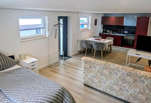 ein Wohnzimmer mit Bett und ein Esszimmer in der Unterkunft Quartier Allna in Allna