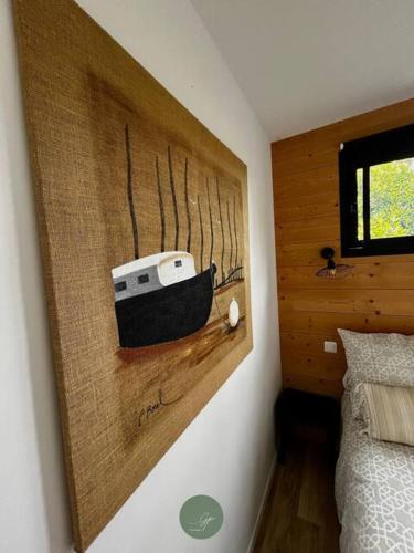 a painting of a toaster on the wall of a bedroom at Casa Tagomago in Andernos-les-Bains