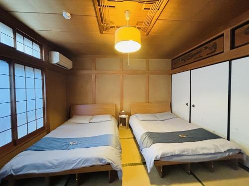 雅 Private Entire House, Sleeps 11, Direct Access to Kansai Airport, 5-Min Walk to Tengachaya Station, Close to Namba & Shinsekai!