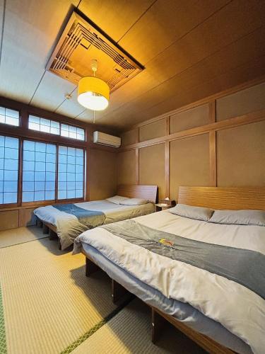 雅 Private Entire House, Sleeps 11, Direct Access to Kansai Airport, 5-Min Walk to Tengachaya Station, Close to Namba & Shinsekai!