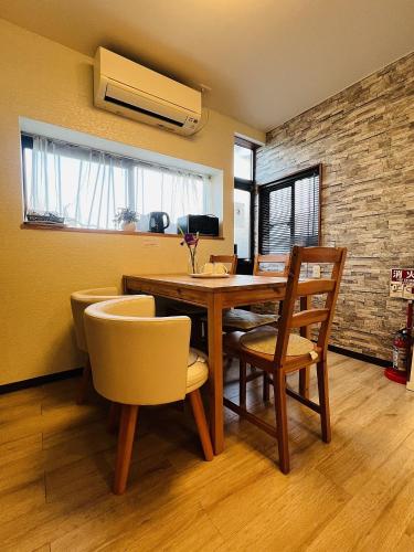 雅 Private Entire House, Sleeps 11, Direct Access to Kansai Airport, 5-Min Walk to Tengachaya Station, Close to Namba & Shinsekai!