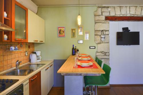 Top Center Room & Apartment