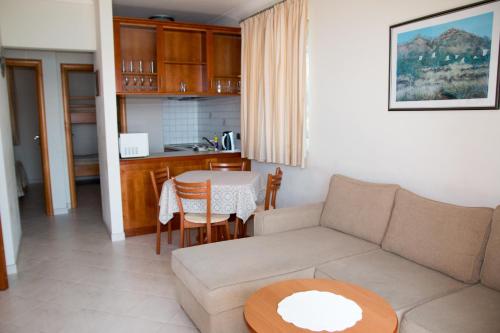 Villa Koala Apartments في زابوريتش: غرفة معيشة مع أريكة وطاولة