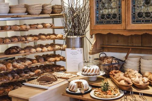 a bakery with lots of different types of bread and pastries at Romantik Hotel Hirschen in Parsberg