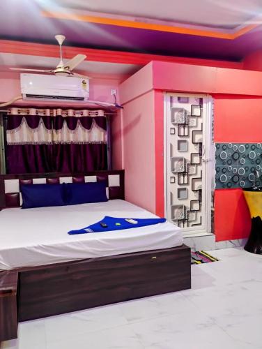 a bedroom with a bed in a room at Hotel Happy House in kolkata