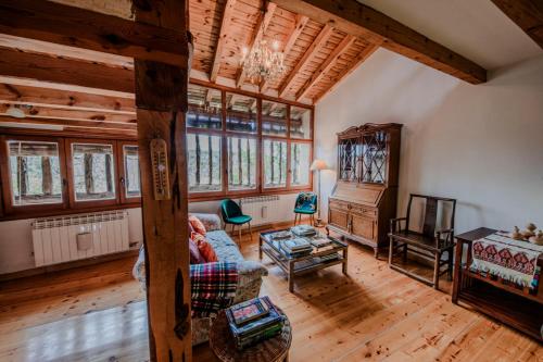 a living room with a couch and a piano at Casona del Tambor in Calatañazor