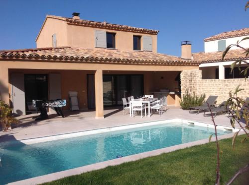 une villa avec piscine devant une maison dans l'établissement Villa Le Grimpeur Malaucène, à Malaucène