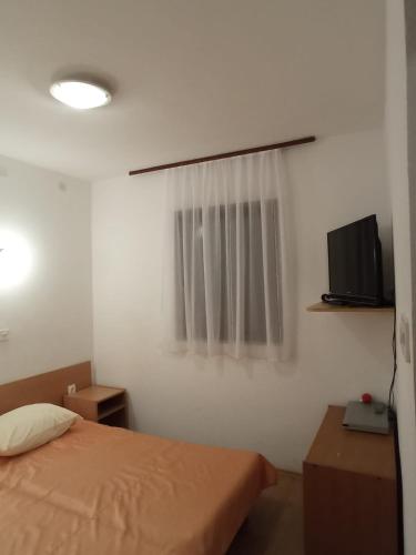 Apartments by the sea Rovanjska, Paklenica - 23758