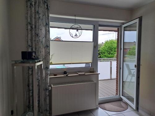 a room with a window with a view of a balcony at FeWo21 Ferienwohnung im schönen Münsterland in Lüdinghausen