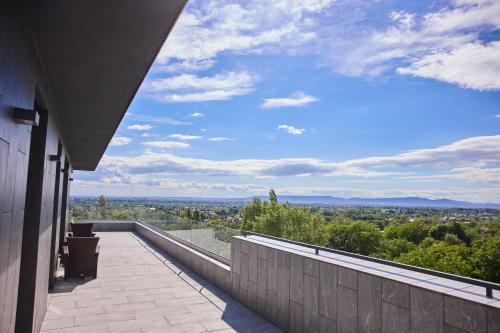 The Horizon 360 Luxury Penthouse in Budapest with Huge Terrace - Near Airport & Puskas Arena