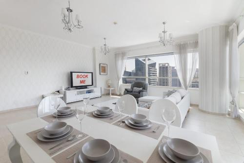 Free housekeeping visits during your stay - StayShort - Dubai Marina sleeps 4 with Marina Views