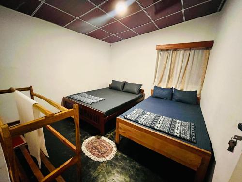 a room with two beds in a room at Lodgepole Pine Resorts in Welimada