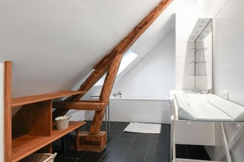 a bathroom with a sink and a bath tub at Gîte Lilas de mer in Ponthoile