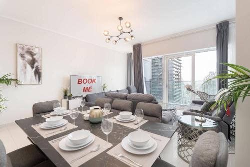 Free housekeeping visits during your stay - StayShort - Bright 2BR Apartment with Marina Views Sleeps 6