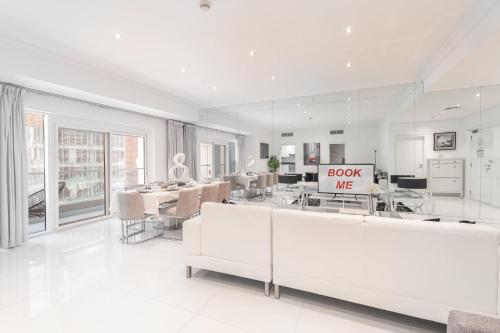 Free Housekeeping - StayShort - Stylish 2BR in Dubai Marina with Pool