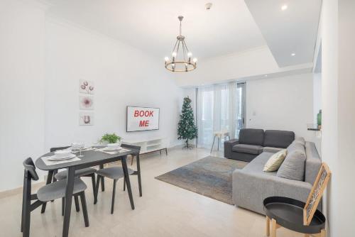 Free housekeeping visits during your stay - StayShort - Cozy & Stunning 1BR in Dubai Marina