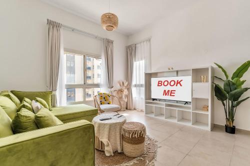 Free housekeeping visits during your stay - StayShort - 1 Bed in Dubai Land that Sleeps 2 with Balcony