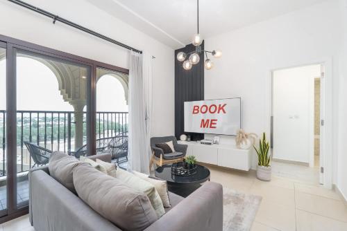 Free housekeeping visits during your stay - StayShort - Stylish 1-Bedroom Retreat with Pool in Vibrant Jumeirah Golf Estates