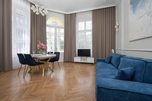 Elegant Apartment in a Prime Location near the Market Square by Noclegi Renters