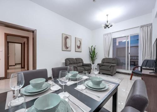 Free housekeeping visits during your stay - Stayshort - JVC Apartment Sleeps 4 Great for Families