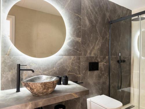 a bathroom with a bowl sink and a mirror at Elegante Apartamento de 1 Dormitorio en Nerja in Nerja