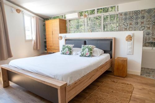 a bedroom with a large bed and a window at Suite Cotinga, balneo, bien-être, Parc des Oiseaux in Villars-les-Dombes