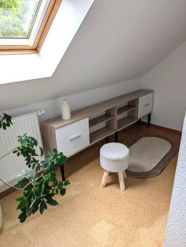 a room with a desk with a stool and a window at Hofidyll Burg - ruhige 75qm FeWo im Zentrum mit Terrasse & Biergarten - bis 6 Personen in Burg
