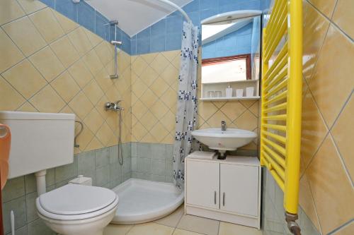 uma casa de banho com um WC e um lavatório em Sonja Vacation House em Porec
