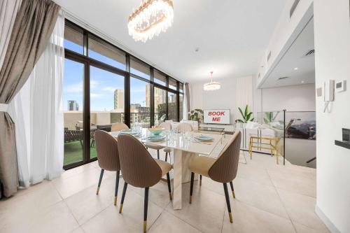 Free housekeeping visits during your stay - StayShort - Modern 3 Bedroom Duplex Apartment in JVC that Sleeps 5