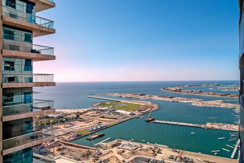 Free housekeeping visits during your stay - StayShort - Elevated 2BR Stay with Panoramic Marina Views