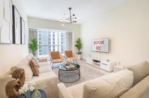 Free housekeeping visits during your stay - StayShort - Dubai Marina Apartment with Water Views Sleeps 4