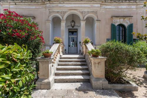 a staircase leading to a house with flowers at Villa Ciccarese in Cursi