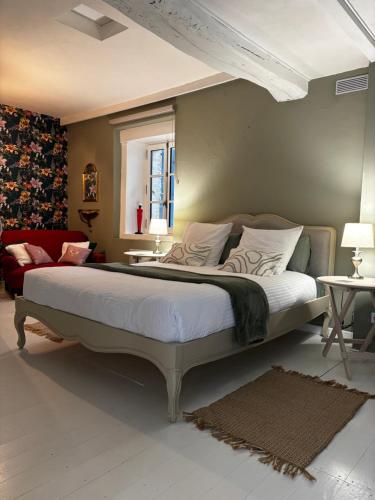 a bedroom with a large bed in a room at Le pigeonnier in Le Verdier
