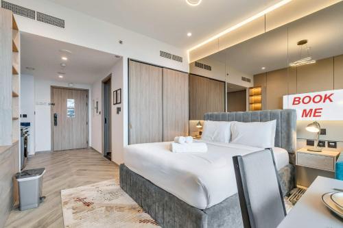 Free housekeeping visits during your stay - StayShort - Scenic Studio in Business Bay Sleeps 2 with Burj Views